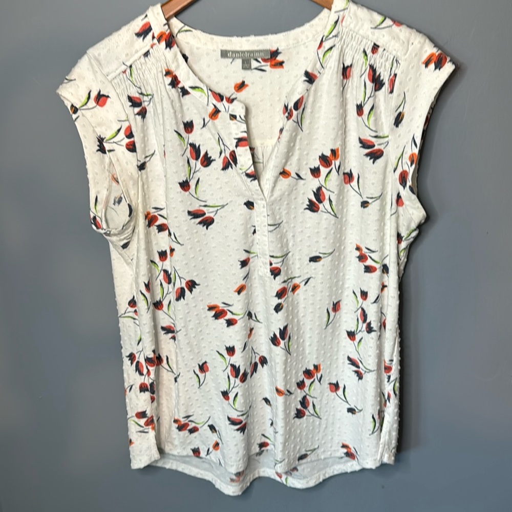 Daniel Rainn flower print white blouse. Size L